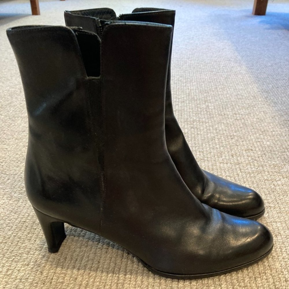 STUART WEITZMAN black leather Bootie. EUC size 10